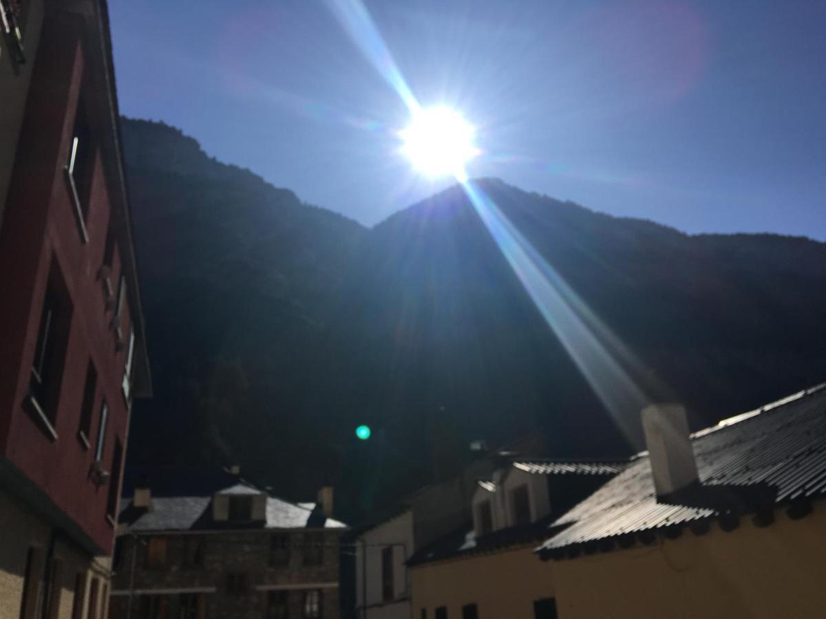 Apartamentos Turisticos Rio Gallego Canfranc Buitenkant foto