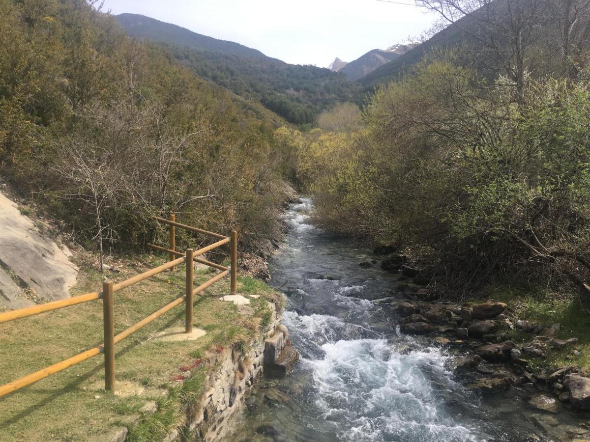 Apartamentos Turisticos Rio Gallego Canfranc Buitenkant foto