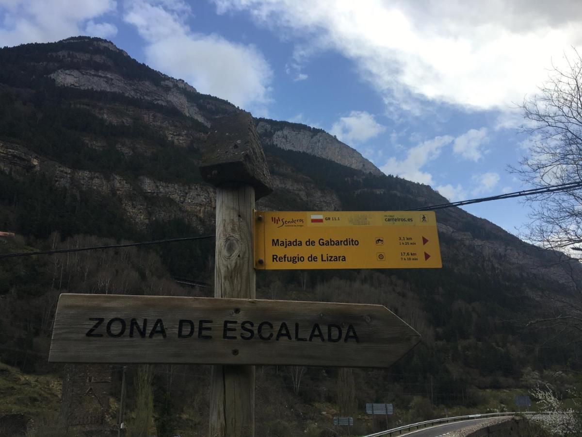 Apartamentos Turisticos Rio Gallego Canfranc Buitenkant foto